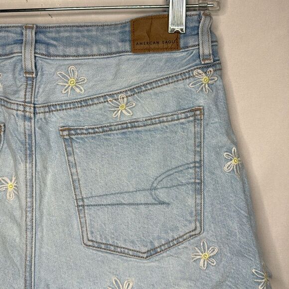 American Eagle Daisy Embroidered Distressed Jean Mom Shorts. Size 4. - Picture 8 of 11